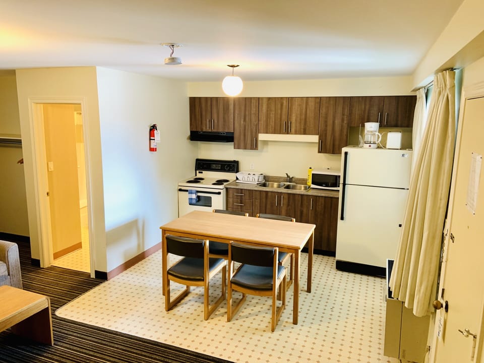 Junior Studio Suite | Private kitchen | Mini-fridge, microwave, eco-friendly cleaning products