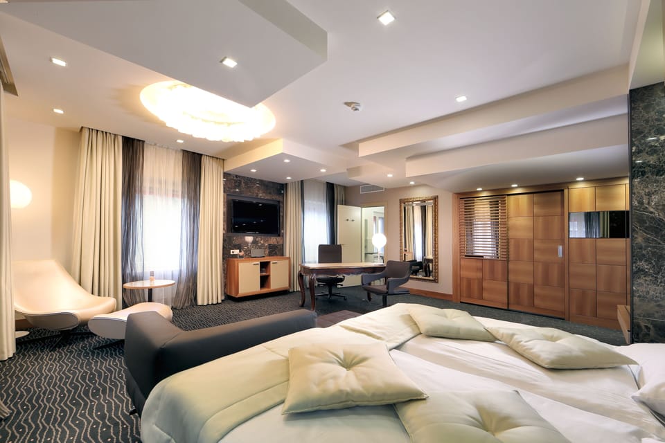 Minibar, in-room safe, soundproofing, WiFi (free)