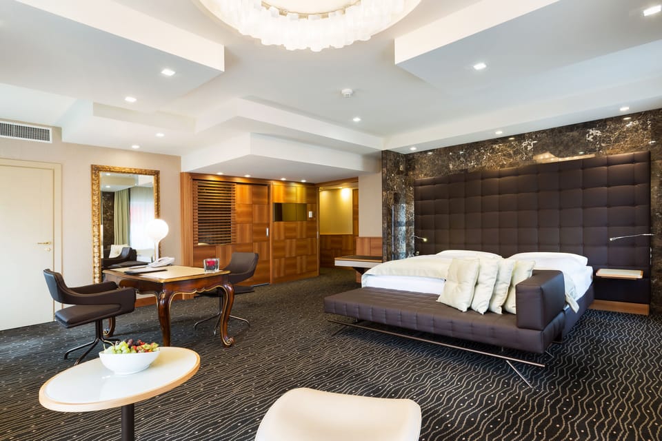 Minibar, in-room safe, soundproofing, WiFi (free)