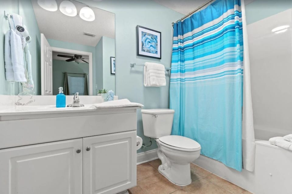 Master Bath W Whirlpool Tub!