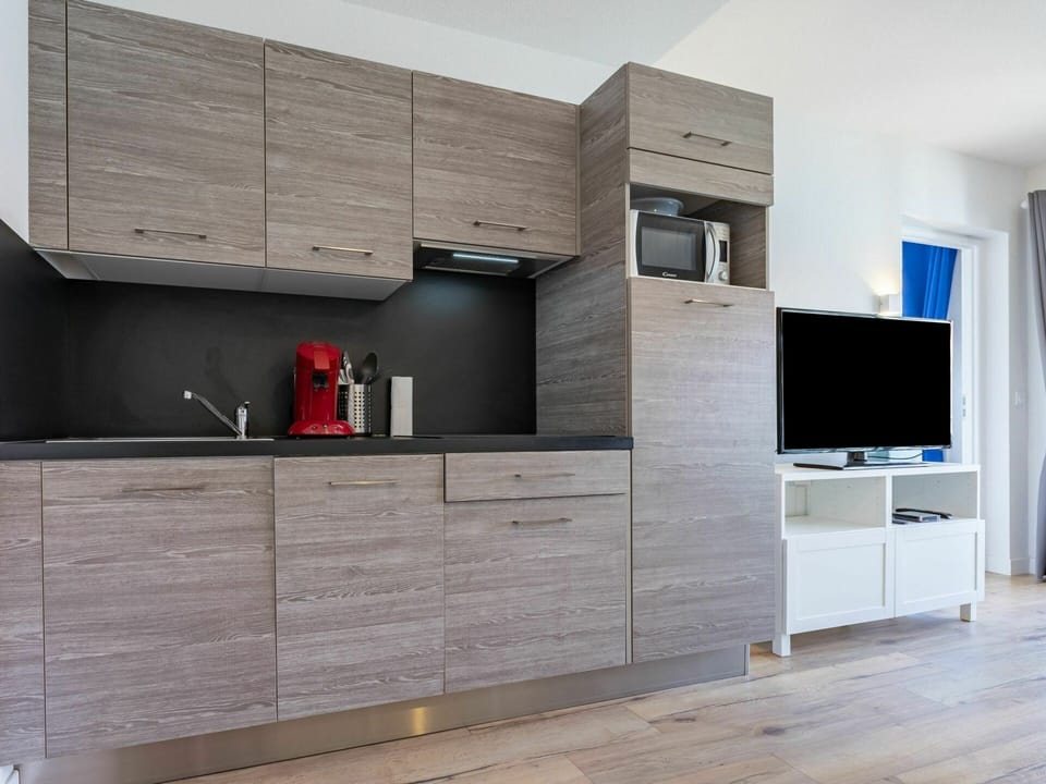 Cabinetry, Countertop, Property, Furniture, Building, Tap, Wood, Sink, Kitchen, Interior Design