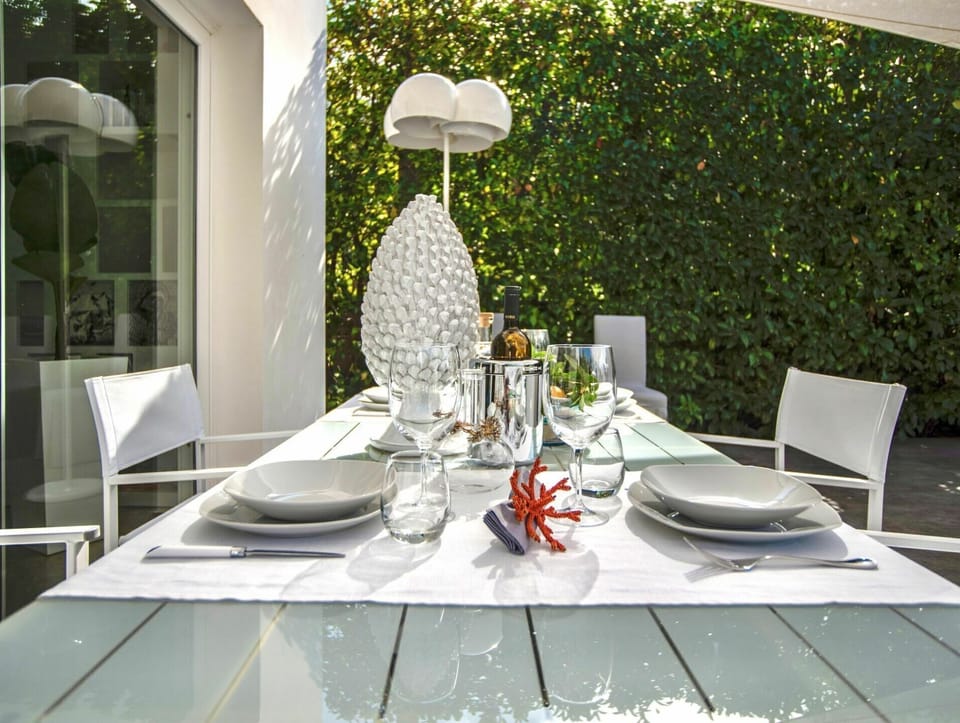 Tableware, Table, Plant, Furniture, Property, Drinkware, Dishware, Tablecloth, Chair, Stemware