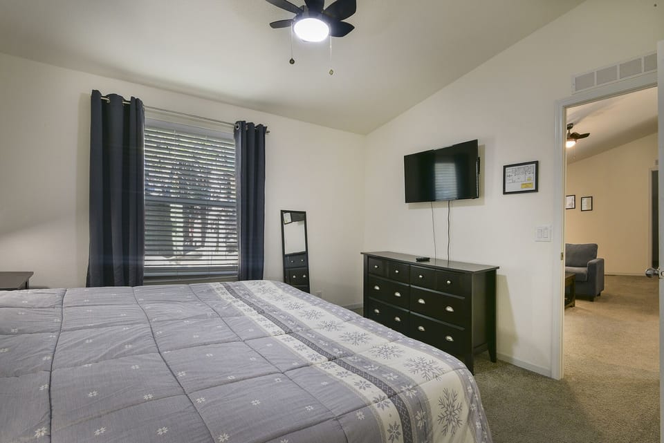 Master bedroom wiht flatscreen TV