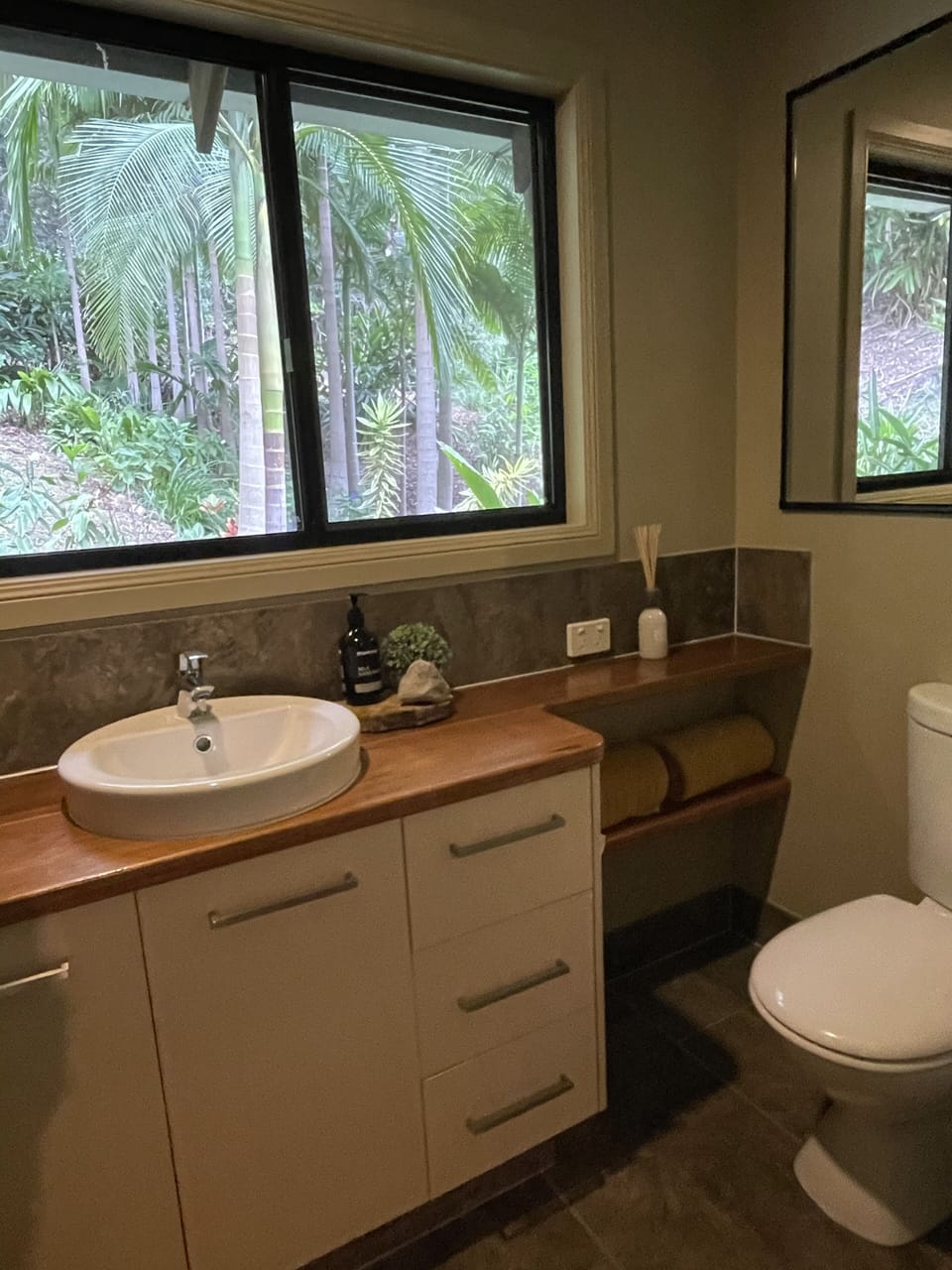 Ensuite bathroom 1