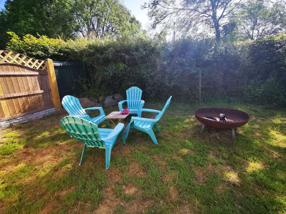Back garden Nain hut 