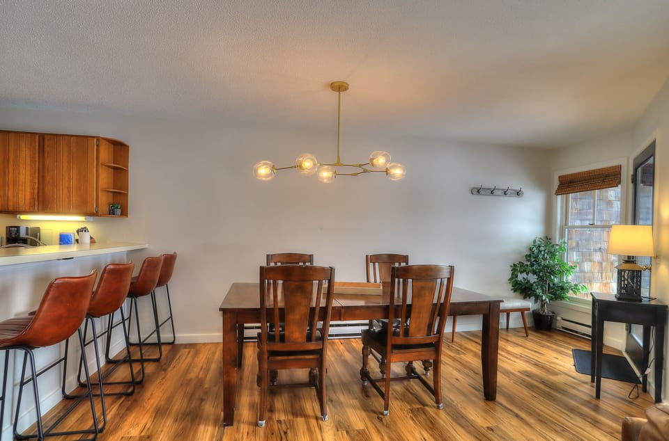 Dining area & Island seating for 4