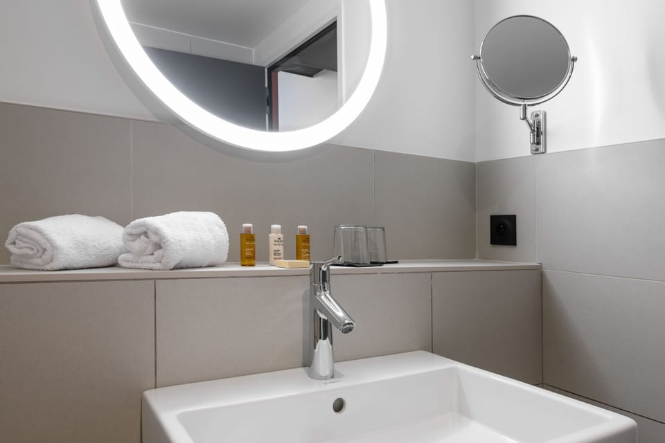 Junior Suite, 1 King Bed | Bathroom | Shower, eco-friendly toiletries, hair dryer, slippers