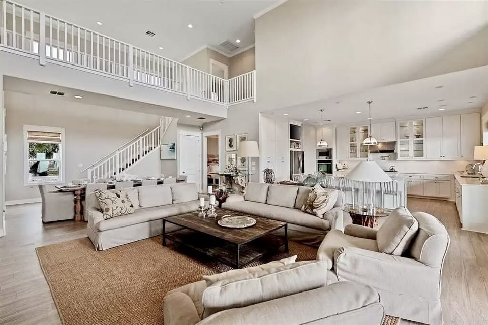 House, 6 Bedrooms | Living room | Smart TV, streaming services