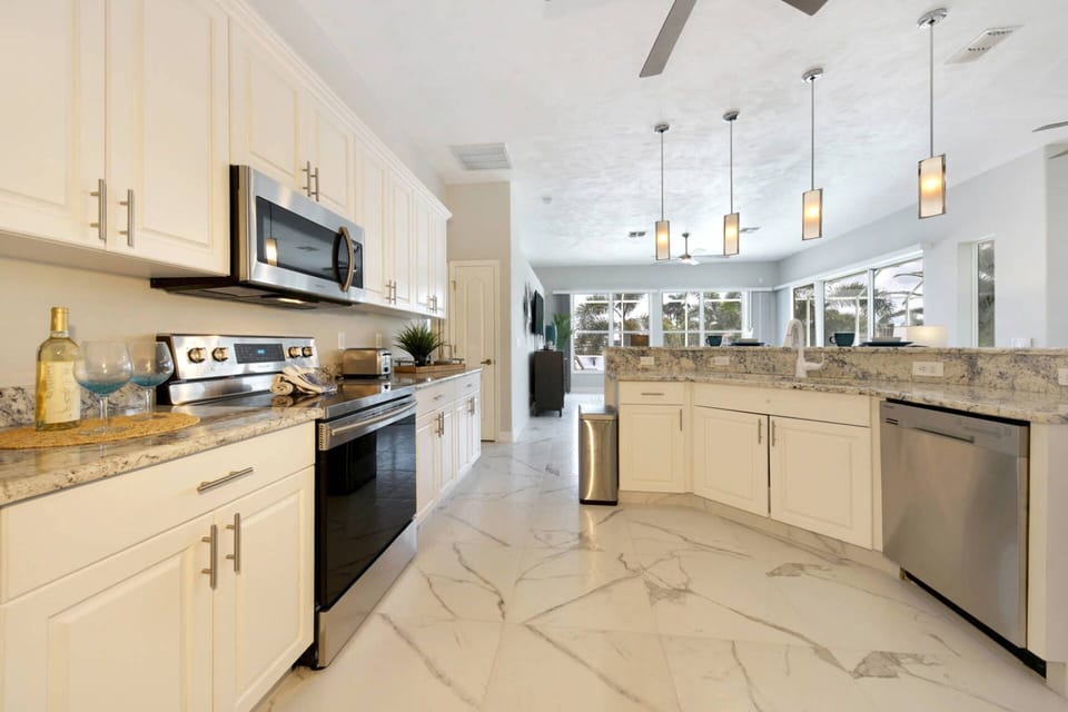 Villa Dolphin Cove - Modern Kitchen