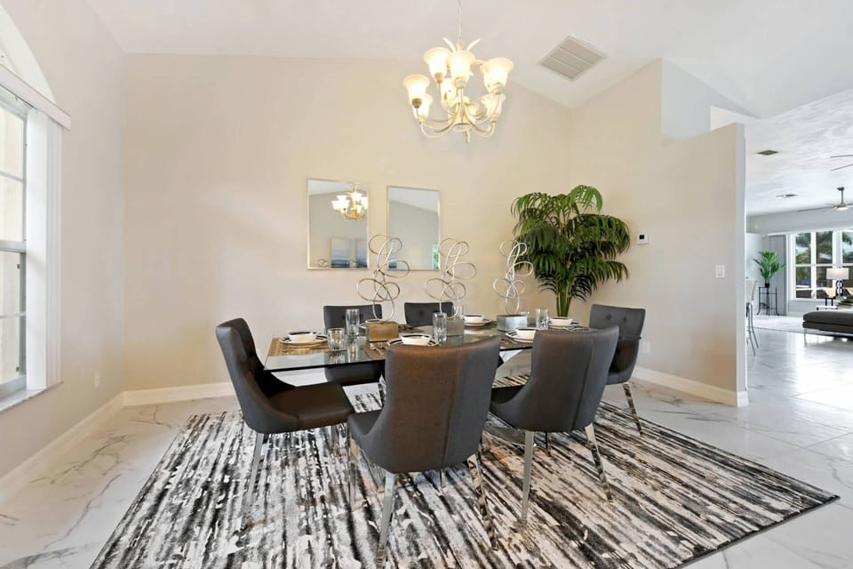 Villa Dolphin Cove - Dining Area