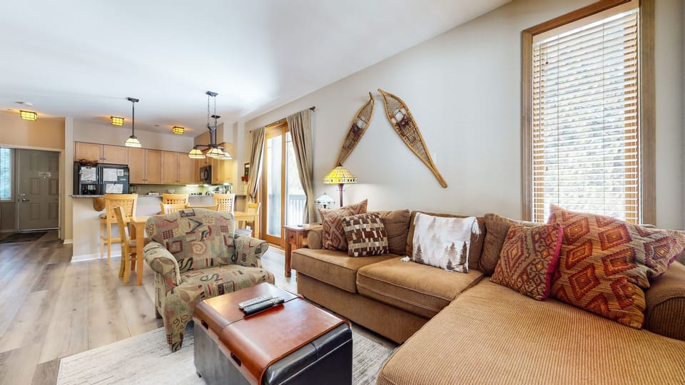 Home Decor, Furniture, Indoors, Living Room, Couch