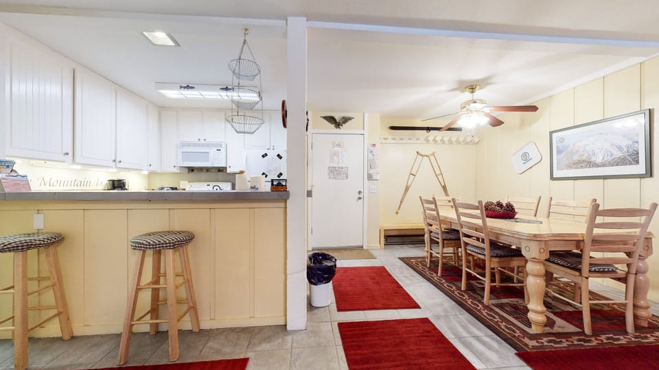 Home Decor, Indoors, Table, Furniture, Microwave
