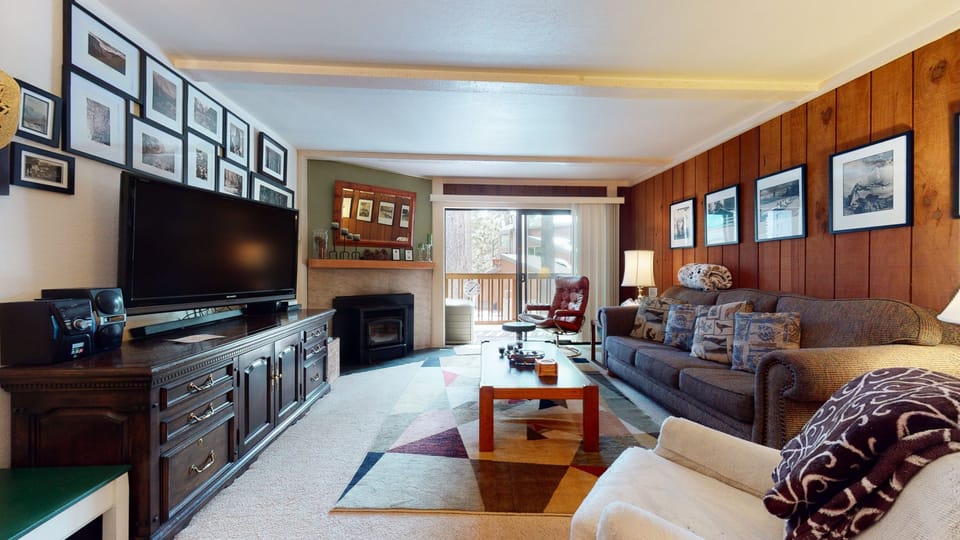 Living Room, Room, Indoors, Flooring, Screen