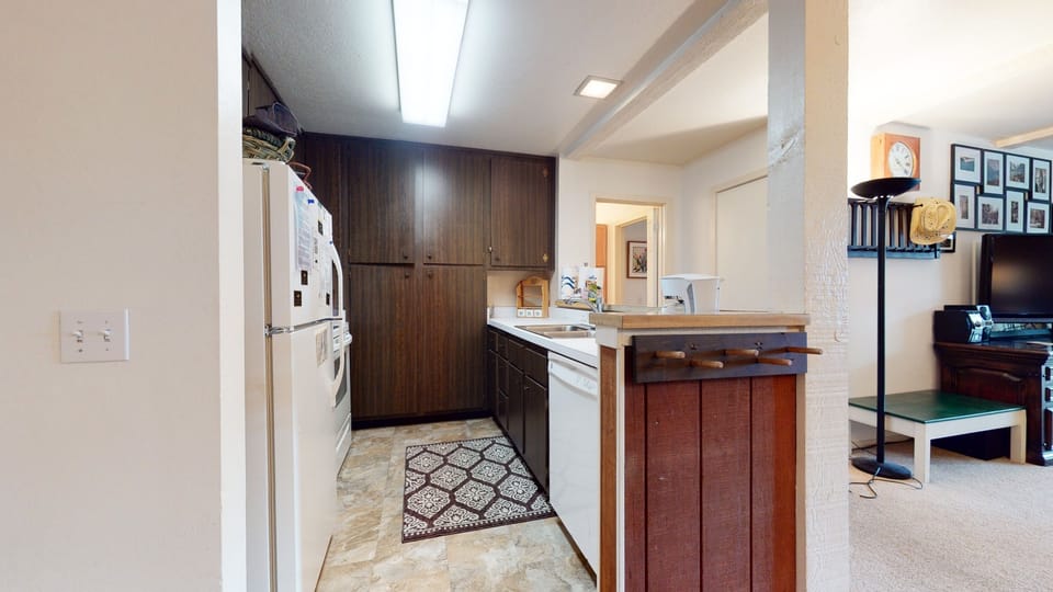 Flooring, Floor, Hardwood, Room, Indoors