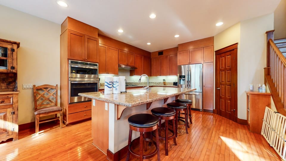 Hardwood, Furniture, Flooring, Room, Indoors