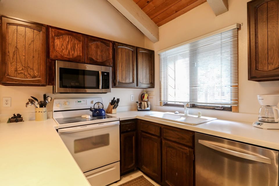 Room, Indoors, Microwave, Oven, Kitchen