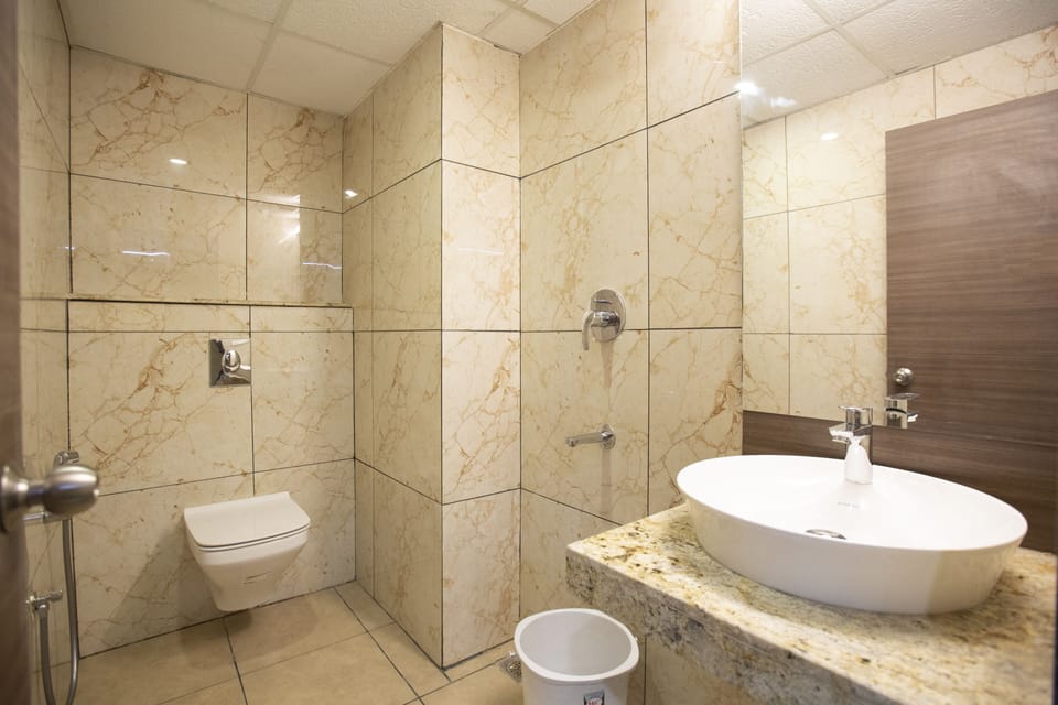 Superior Room | Bathroom | Shower, rainfall showerhead, free toiletries, slippers