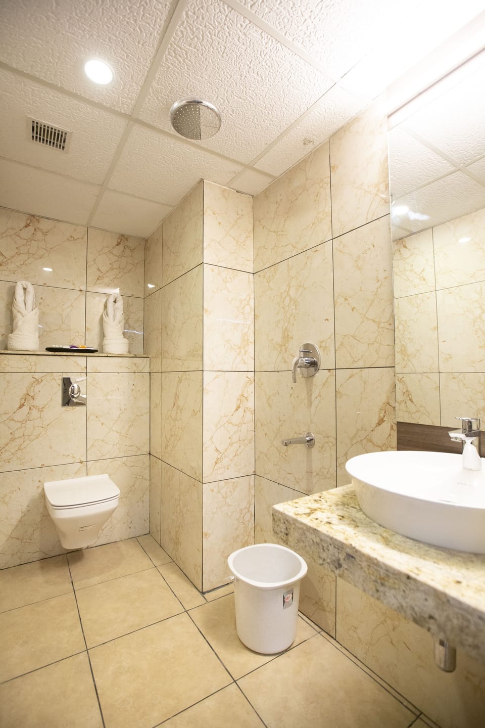 Superior Room | Bathroom | Shower, rainfall showerhead, free toiletries, slippers