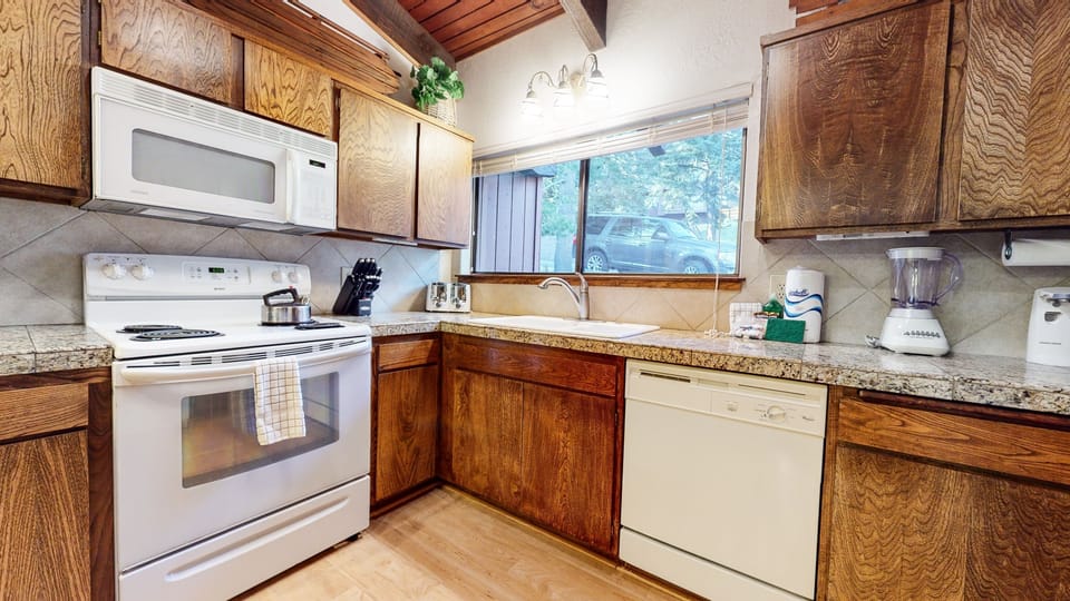 Room, Indoors, Oven, Kitchen, Flooring