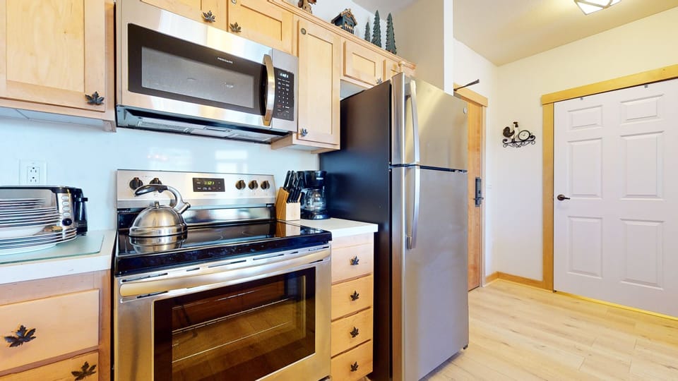 Indoors, Refrigerator, Microwave, Oven, Kitchen
