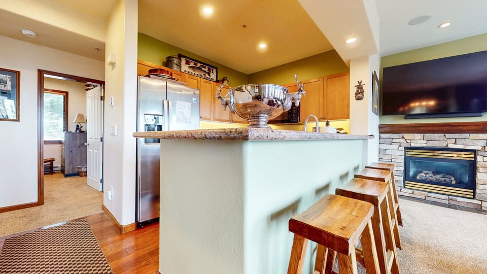 Indoors, Floor, Flooring, Screen, Hardwood
