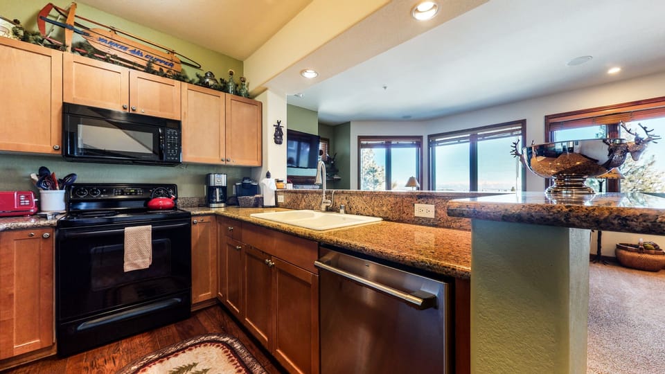 Indoors, Room, Oven, Microwave, Kitchen