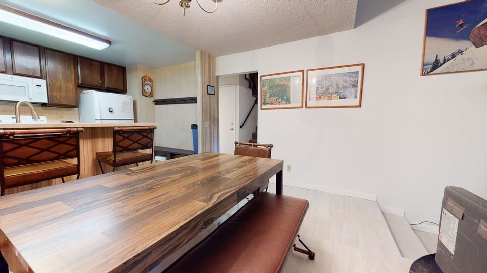 Hardwood, Flooring, Floor, Indoors, Rug