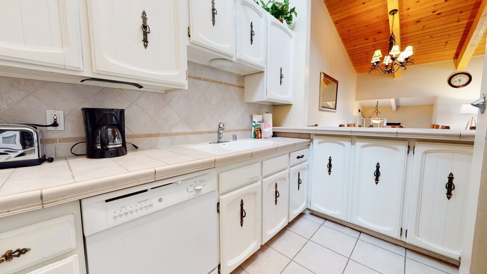 Room, Indoors, Kitchen, Flooring, Oven