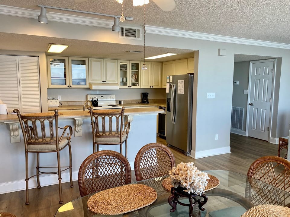 There is a dining table, perfect for enjoying a meal or playing a game, as well as additional breakfast bar seating.