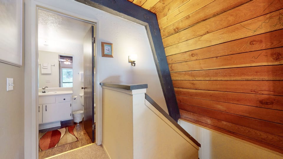 Indoors, Hardwood, Lamp, Architecture, Building