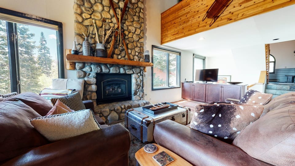 Living Room, Indoors, Room, Furniture, Couch