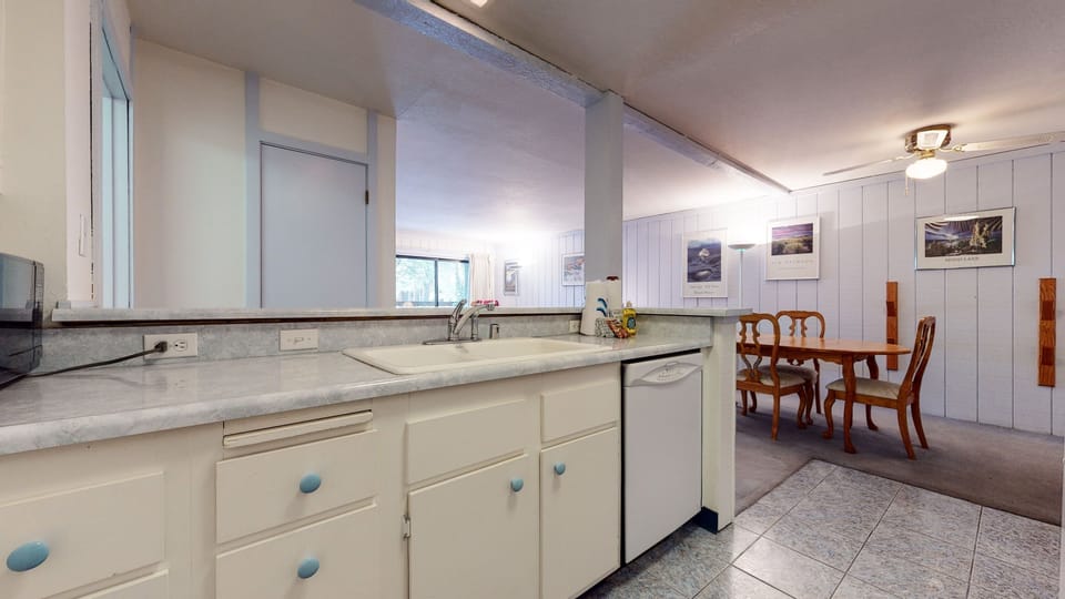 Chair, Furniture, Flooring, Indoors, Floor