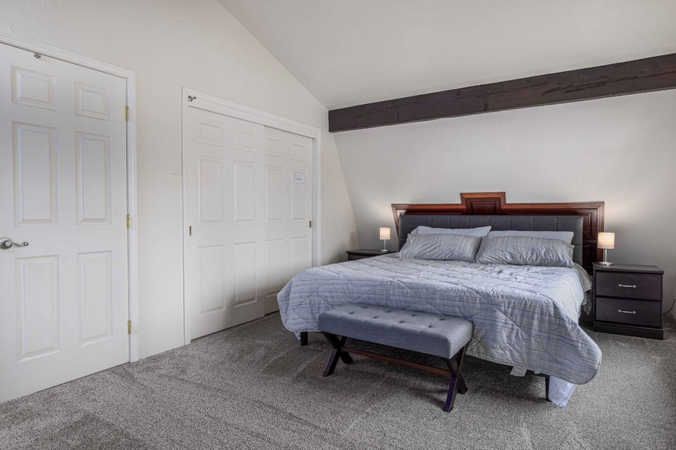 Upstairs main bedroom with king size bed.
