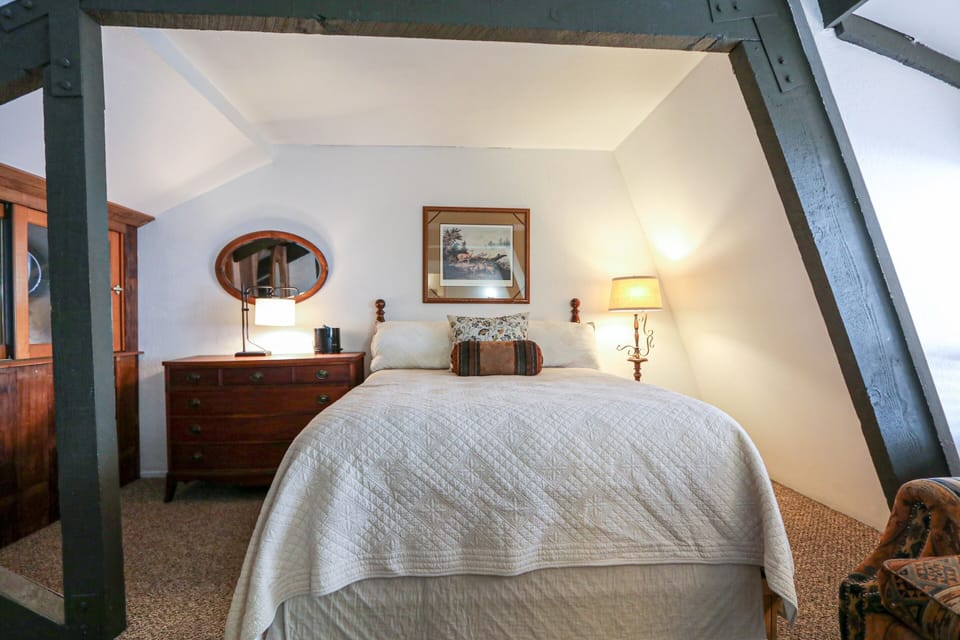 Furniture, Indoors, Room, Bedroom, Bed