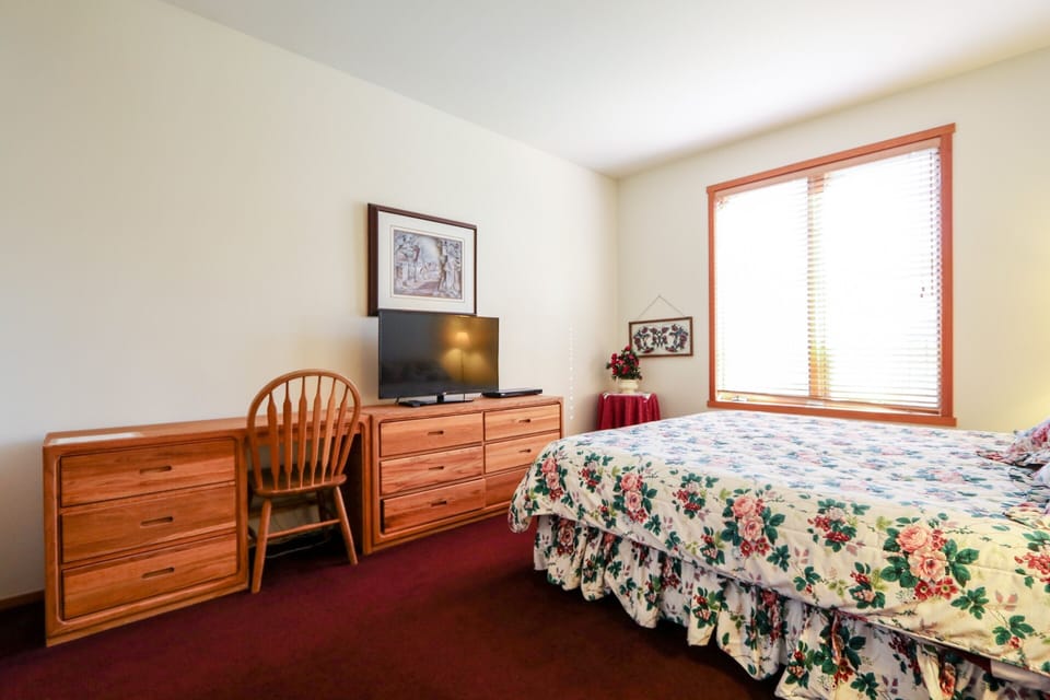 Indoors, Room, Bedroom, Furniture, Chair