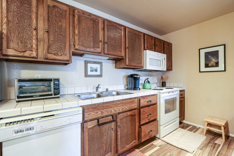 Room, Indoors, Oven, Kitchen, Microwave