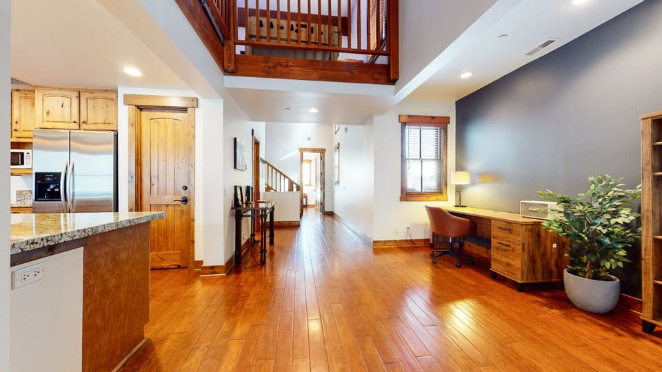 Flooring, Floor, Hardwood, Indoors, Lamp