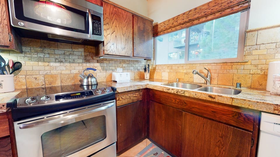 Oven, Room, Indoors, Microwave, Kitchen