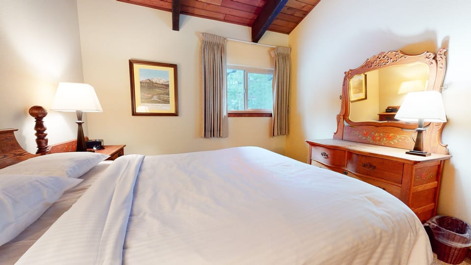 Bedroom, Room, Indoors, Furniture, Bed