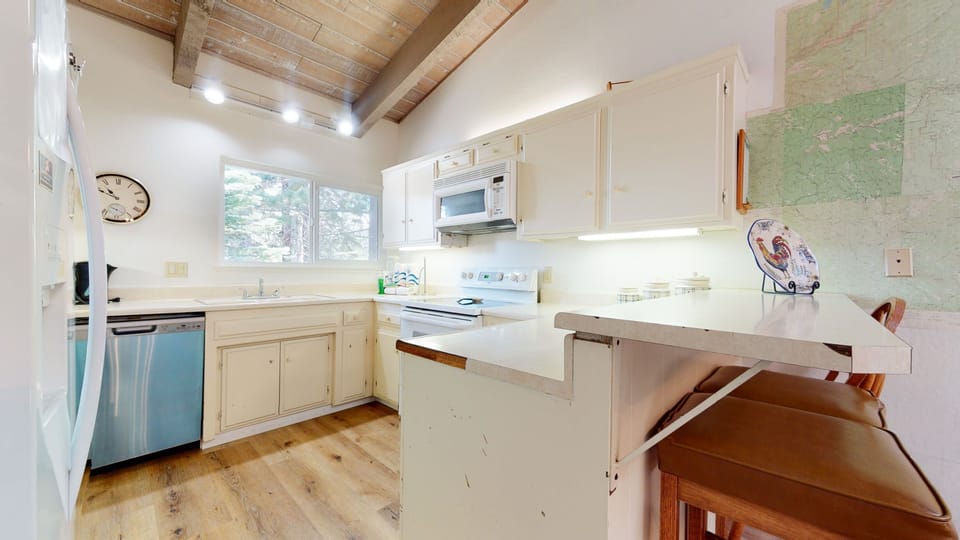 Flooring, Hardwood, Indoors, Room, Floor
