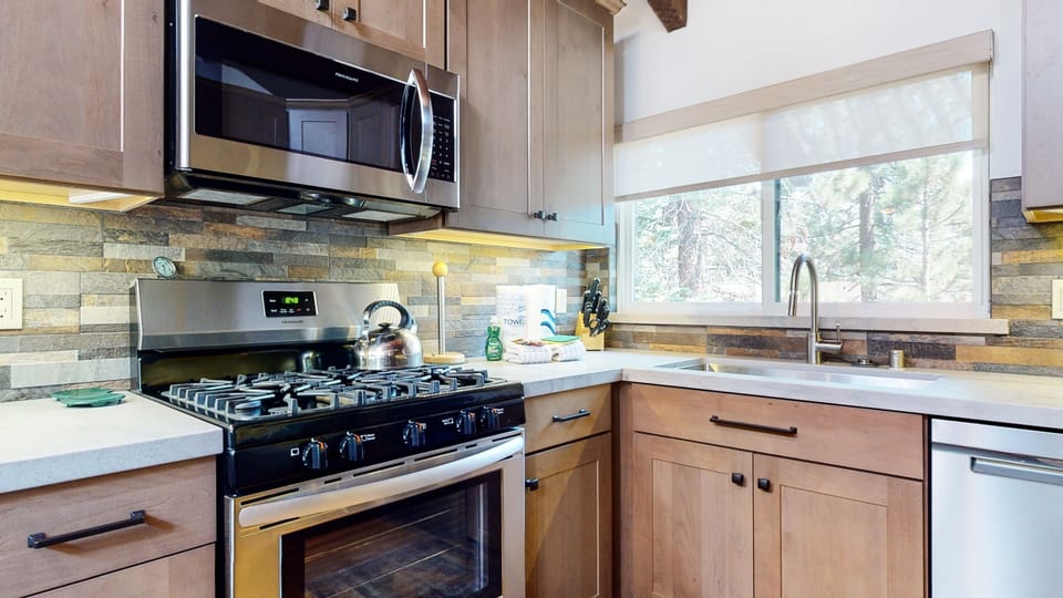Room, Indoors, Oven, Microwave, Kitchen