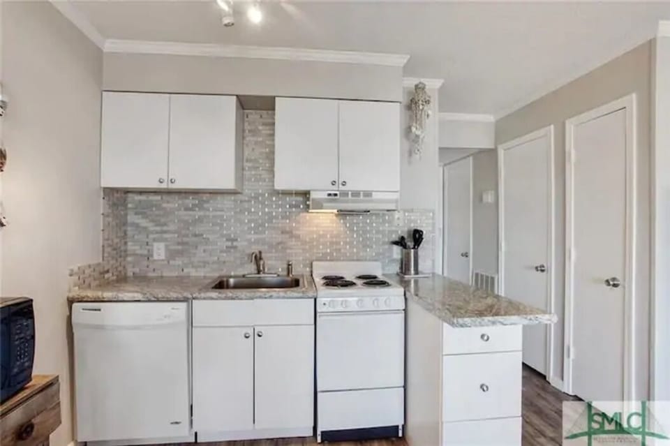 Another view of the full kitchen