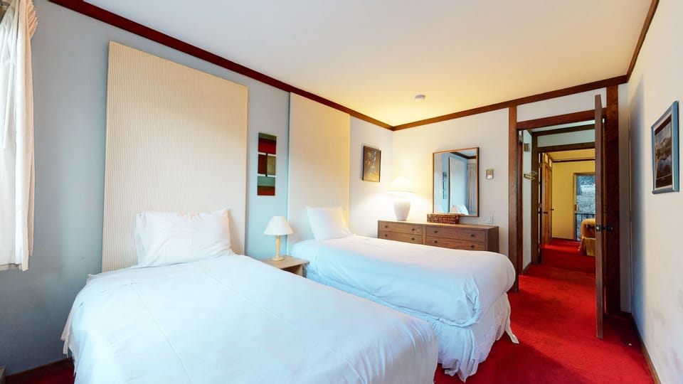 Bedroom, Room, Indoors, Furniture, Bed