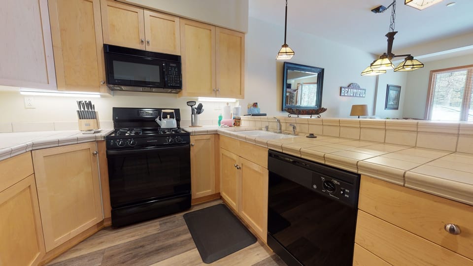 Room, Indoors, Oven, Microwave, Kitchen