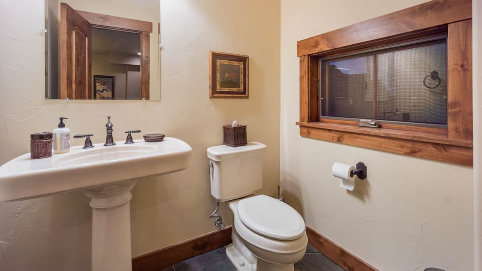 Powder Room, Lower Level, Chalet Fuego - Single vanity