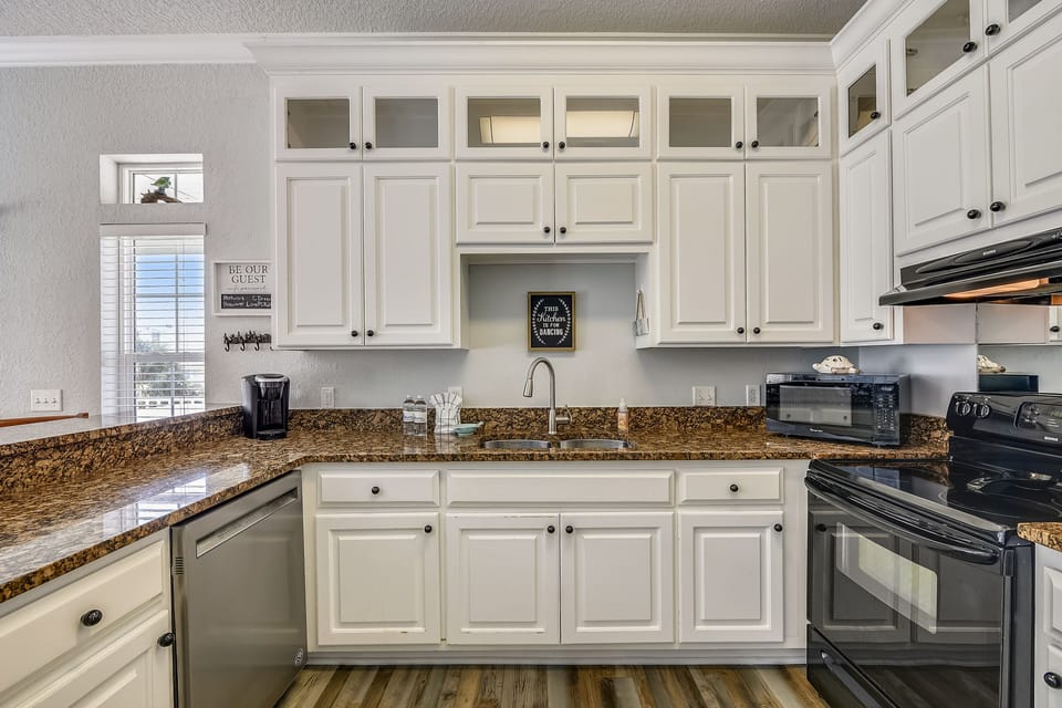 Room | Private kitchen | Fridge, microwave, oven, stovetop