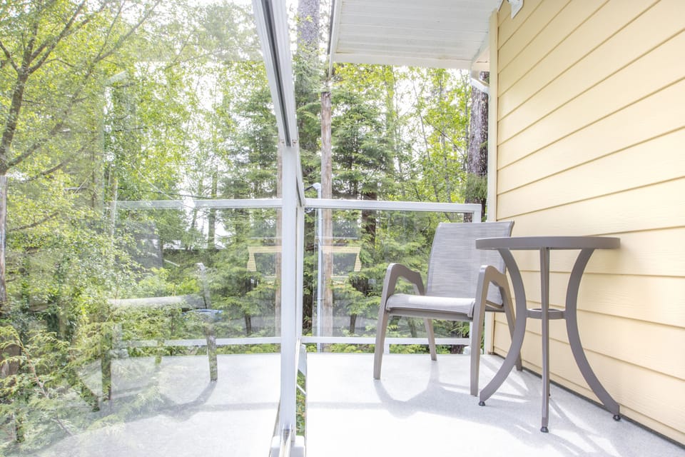 Tofino Hummingbird Cottage balcony