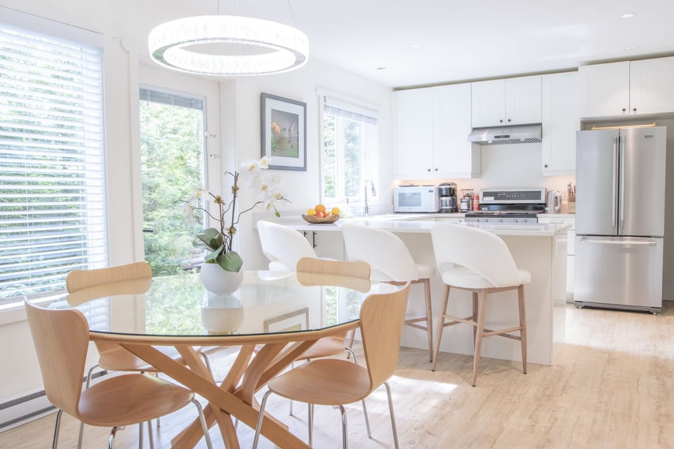 Tofino Hummingbird Cottage dining area