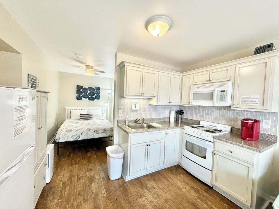 Kitchen area/queen size bed.