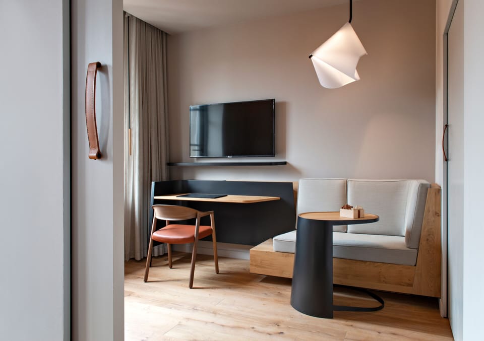 Suite | Living area | 110-cm flat-screen TV with satellite channels